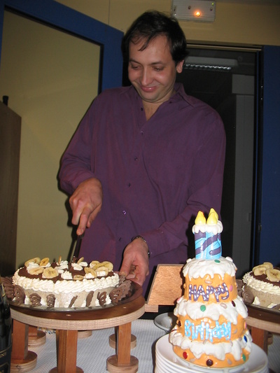 [20050618_083_Christophe.jpg]
Christophe slicing his birthday cake.