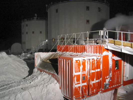 [20050705_014_Melter_.jpg]
The melter in the winter night, with Concordia in the background and smoke coming out of the power plant chimney on the right. The access ramp allows loading with the Caterpilar.