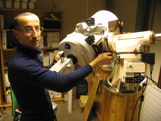 [20050722_055_TelescopeKarim.jpg]
Karim working indoors on one of his telescopes.