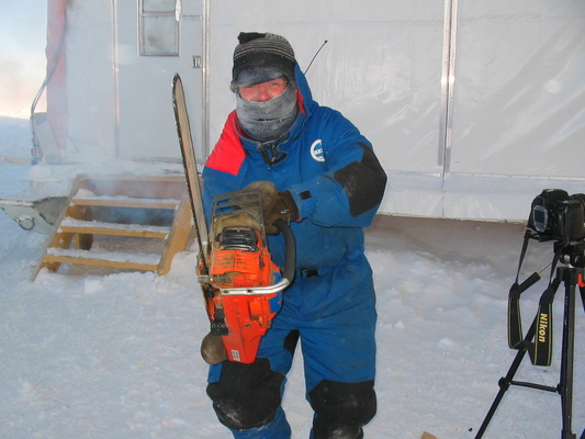 [20051010_3_MichelChainsaw.jpg]
The Antarctic Chainsaw Massacre, only here you have to be indoors to be able to start the chainsaw...