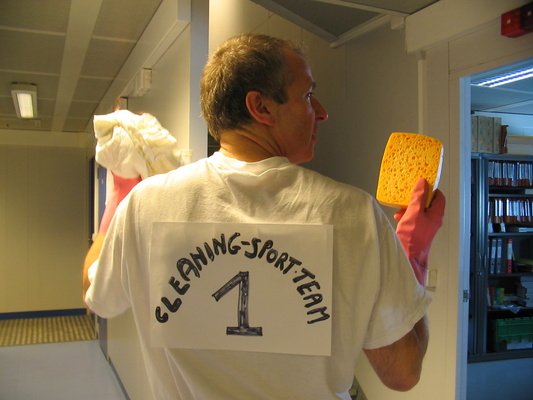 [20051020_004_CleaningSportTeam.jpg]
Roberto, official member of the Cleaning Sport Team...