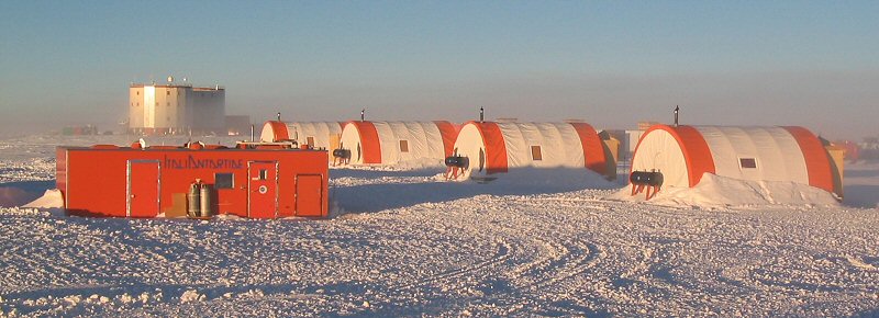 [ConcordiaTentsRebusco.jpg]
3 generations of accommodation at Dome C: the Rebusco container, originally brought here in 1993 and used during the first Traverses; the 4 sleeping tents with their tanks of heating fuel used since the first summer campaign in 1996; and the brand new Concordia station opening in 2005.
