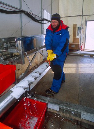 [SJ_GlacioLaurentPullCoreOut.jpg]
Laurent removing the drill (with the ice core inside) from its shaft.
