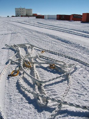 [SeriousRope.jpg]
Some serious rope laying on the snow in the middle of the Traverse maneuvers field. Used to pull the sleds, lift the containers...