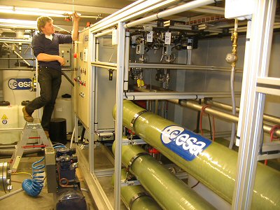 [WaterRecycler.jpg]
Stéphane fixing tubes in the water recycling plant.