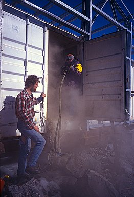 [FireContainer.jpg]
Pascal LeMauguen et Pierre David en train de lutter contre l'incendie d'un container. Janvier 1998