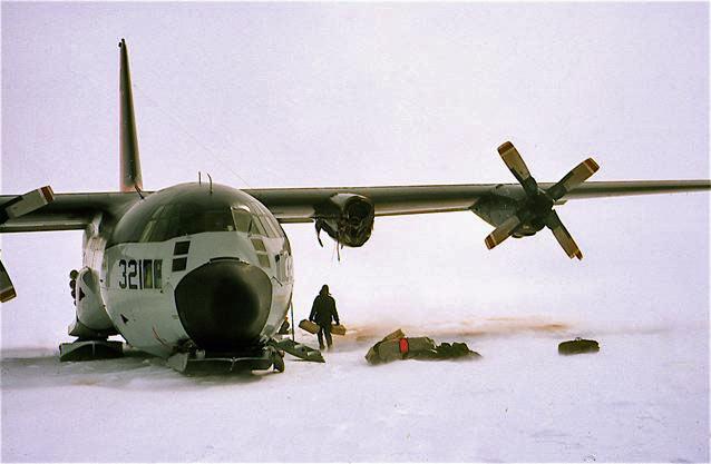 [crashpica1.jpg]
321 after crash-landing at D59 in november 1971. Equipment is being taken out and an emergency camp set up.