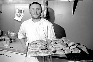[Denis_Aro.jpg]
Denis 'Pâteux' Aro, baker.