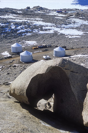 [BTN-BoulderTanks.jpg]
Fuel tanks and wind-carved boulder above the station.