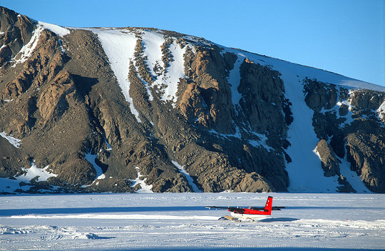 [TNB_TwinOtter.jpg]
The Twin Otter parked on the sea ice of the Bay of Terra Nova.