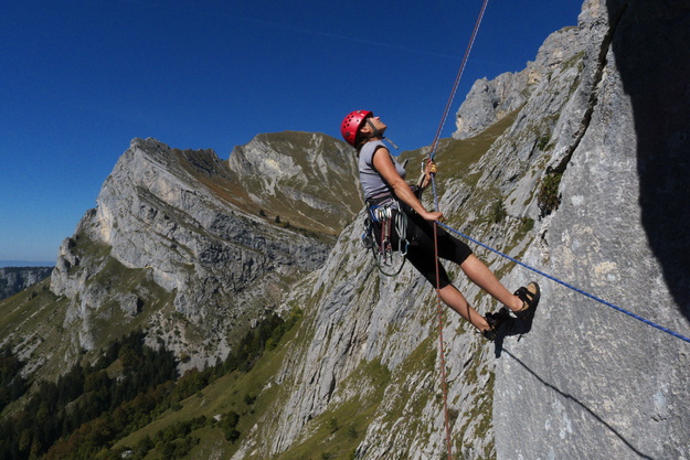 [20111002_140220_Tournette.jpg]
Rapelling down the Tournette with part of the Aravis range behind us, towards the north.