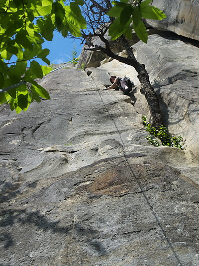[20100522_161311_Annot_ChambreRoi.jpg]
Another nice hand-jam warm-up route, this time out in the sun: 'Jo part a Cetamol' (6a).