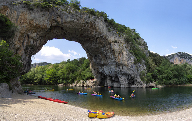 [20080511_135116_PontDArcPano_.jpg]
Lines of canoes passing under the arch. Just after we stopped on a mostly empty beach, 50 canoes with pairs of english teenagers stopped right at the same stop for lunch. Incredibly orderly I must say.