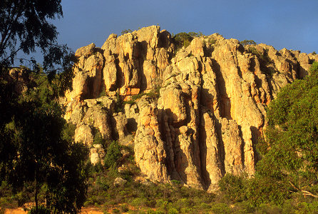 [ArapilesOrganPipesSunset.jpg]
Sunset on the Organ Pipes where lots of easy classics are located.