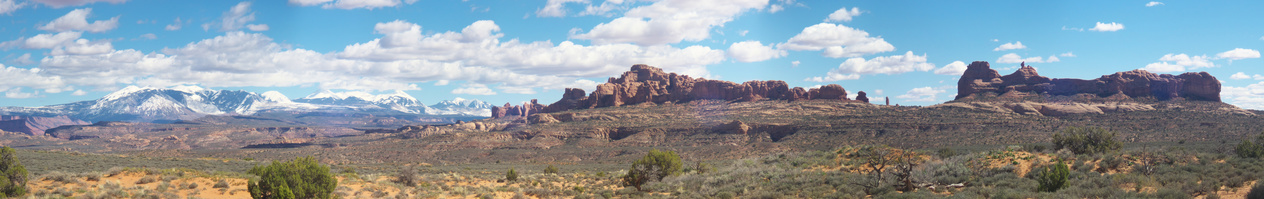 [20190418_000329_ArchesNPPano_.jpg]
Panorama of typical Utah scenery, with the contrast of red rocks and white mountains in the distance.