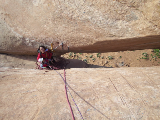[20190420_163131_LookingGlass.jpg]
And the rappel is FUN... It starts in a hole in the ground... The guidebook says you need two 60m ropes, but indeed the rappel is exactly 40 meters, so a single 80m will do.