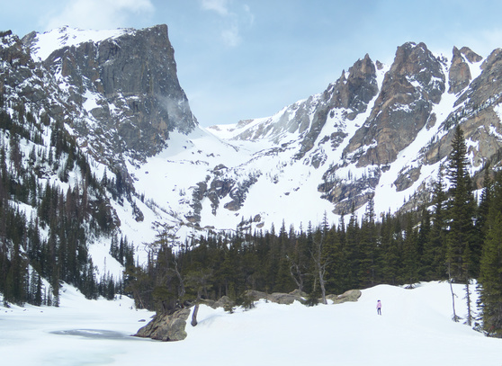 [20190507_103115_EmeraldLakeHikePano_.jpg]
Hallett Peak with plenty of snow and several skiers on it.