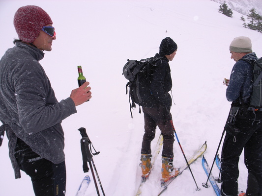 [20070210-091749-AgostinoWineSki.jpg]
Agostino warming up from the storm thanks to a bottle of wine. That's poor thinking as the others were better prepared: they'd packed up mulled wine in thermos bottles.