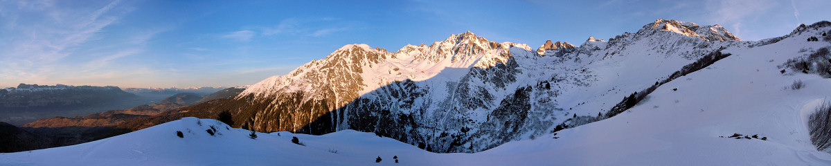 [20070216-SabottesPano_.jpg]
Panoramic view of Belledonne from the Mt St Mury.