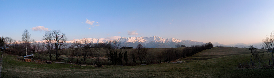 [20070311-BelledonneFromChartreusePano_.jpg]
The Belledonne range as seen from the Chartreuse.