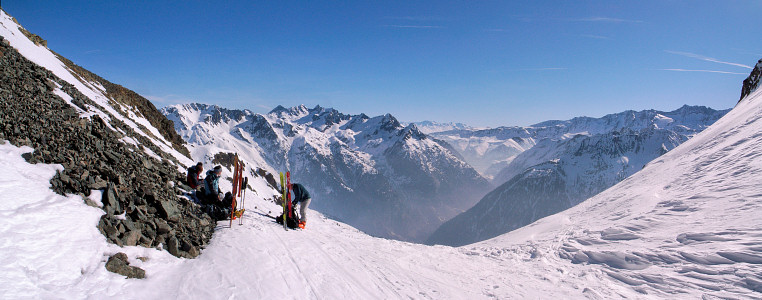 [20070317-FerrouilletPassPano_.jpg]
Skiers at the Breche de Roche Fendue, just below the summit of the Ferrouillet.