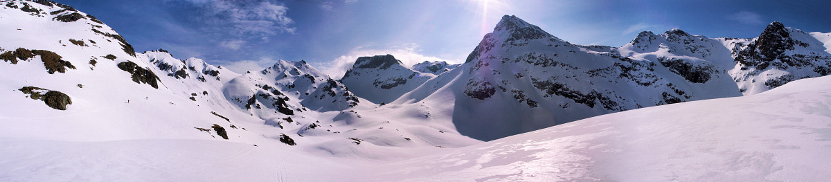 [20070408-DomenonsLakesPano_.jpg]
The frozen Domenon lakes, a short distance from the summit of Belledonne (behind center). The summit of Domene is on the left. This way up Belledonne is not the most interesting. It's mostly flat, long and with tedious traverses.