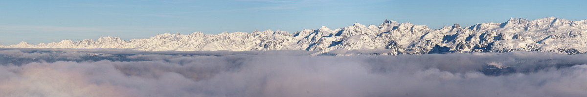 [20080119_163922_FromPeakStMichelPano_L.jpg]
Complete view of the Belledonne range from the Vercors, to the west. On the lower right is the Dome of Chamrousse, marking the southern end of the range. The Etendard peak, part of the farther Grandes Rousses range, is in the background.