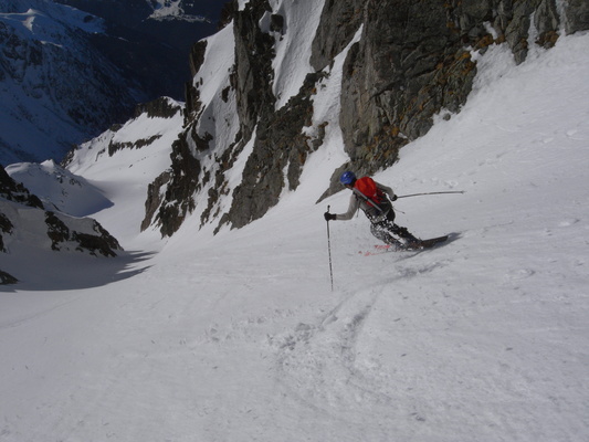 [20080210_142904_ArguilleCouloir.jpg]
A little farther down the couloir is in excellent conditions and we join Emanuele who was waiting down there.