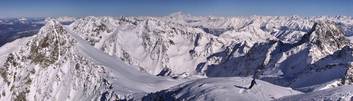 [20090125_132501_RocherBlancPano_.jpg]
Panorama from the summit of the Rocher Blanc, beginning the ski descent. From left to right: rocher Badon, Rocher d'Arguille, Aiguilles de l'Argentiere...