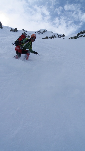 [20100402_102804_GrandsMoulins.jpg]
A steepness made almost relaxing by the quality and depth of the powder.