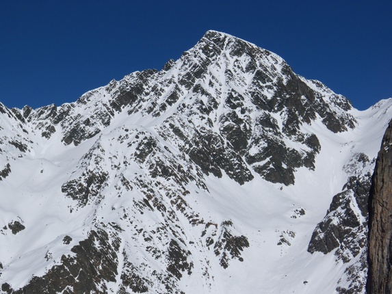 [20110306_140912_Arguille.jpg]
The upper half of the Arguille couloir seen from the distance. It starts right of the summit and goes diagonally down towards the left snow fields.