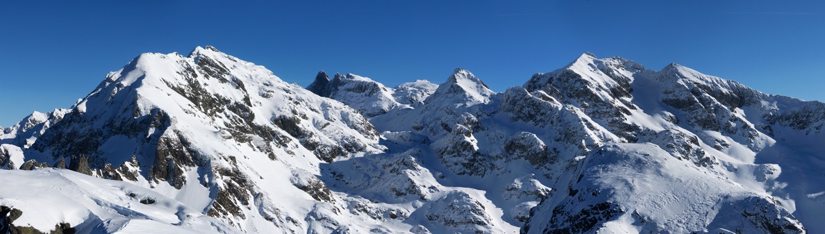 [20111227_124328_BelledonneFromGdColonPano_.jpg]
Panorama taken from the summit of Grand Colon, showing the dark Grand Pic in the distance, Grande Lance de Domene and pic Coutet on the left, Grande Lauziere and Domenon on the right.
