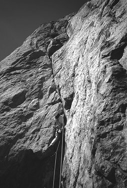 [Lead5.10+.jpg]
The 5.10+ roof corner, followed by a little traverse to the right and a 5.8 layback. The pitch is a lot longer than a 28mm lens can retain.