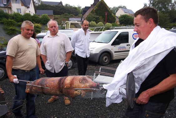 [20100911_142436_BrestBBQ.jpg]
Four antarctic zheros and one unfortunate pig.