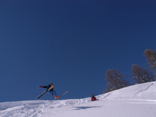 [20060306_0780_SkiSerreChevalier.jpg]
Vincent flying off a hill.