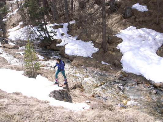 [20060417_SkiRiver.jpg]
Trying to make the most of the little snow remaining: crossing a stream keeping the skis on (waterskiing ?)