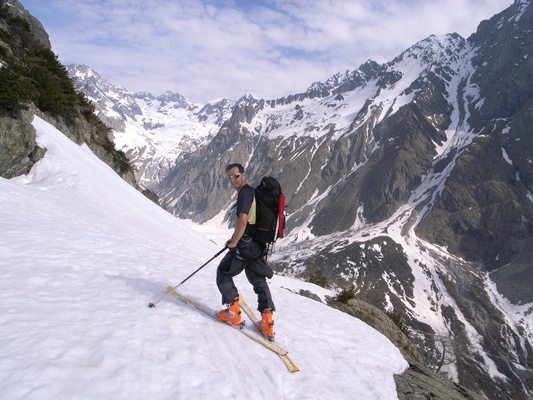 [20060505_0011313_PelvouxDescent_ViolettesGlacier21mm.jpg]
Lower part of the descent, a hard to find but critical ledge with just enough snow to cut across to the next snow gully. Otherwise you end up having to downclimb 5.10 with skis...