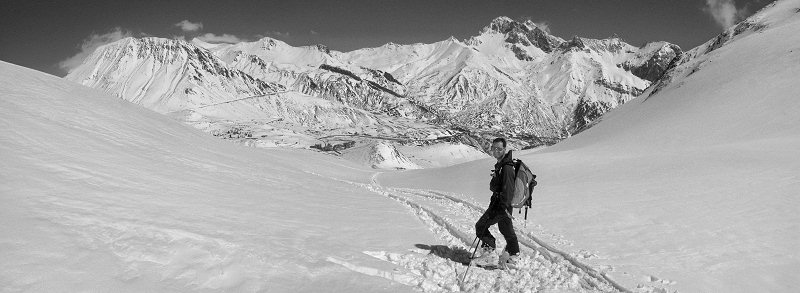 [20060511_CombeynotDownPanoBWfromRed.jpg]
Ski trail down the Combeynot. The two major summits in the back are the Tête Blanche and Tête Noire du Galibier