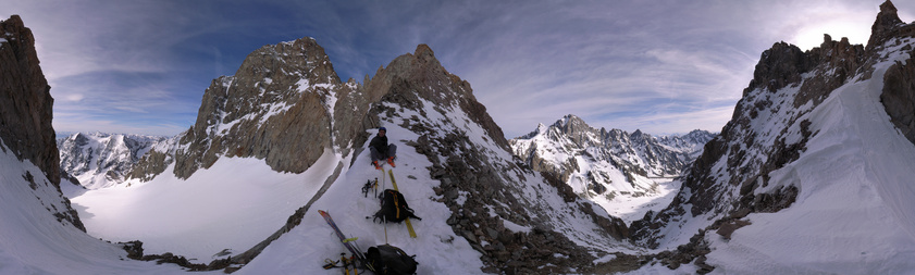 [20060515_BrecheGlacierNoirPano.jpg]
The Glacier Noir pass. Left to right: a short rappel down to the Sialouze glacier, Ailefroide, Ecrins, couloir down to the Glacier Noir, ridge leading to the Coup de Sabre.