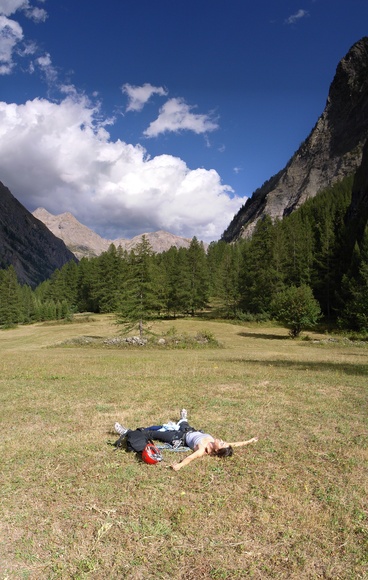 [20060826-AilefroideFieldVPano_.jpg]
Resting on the field after running up two long routes in an afternoon. No more than 15 minutes per pitch.