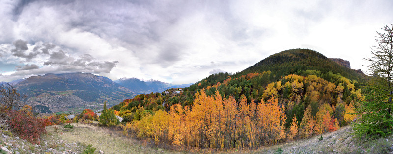 [20061022-PonteilOrangePano_.jpg]
Autumn as seen from the approach to the Ponteil.