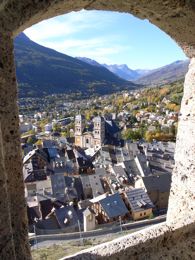 [20061024-161023-BrianconWindow.jpg]
Briançon and the Collegiale church as seen through one of the windows of the fortifications.