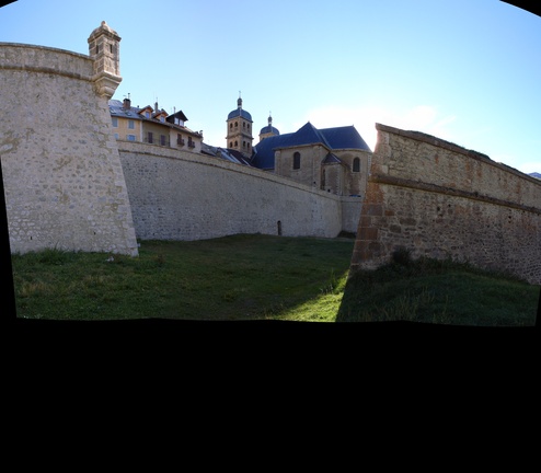 [20061024-BrianconFortificationsPano.jpg]
View of the inner fortifications bellow the Collegiale church.