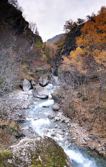 [20061031-PelvouxRiverVPano_.jpg]
River coming down from the Ailefroide valley in autumn. Here the exposures were varied at the same time than the camera was raised: the lower part is exposed more than the upper part of the image. Result is a bit unrealistic as is often the case with HDR images because the local contrast must be maintained (otherwise the images ends up greyish) while differently exposed areas must be brought to match (otherwise there's simply not enough range in the 0-255 values of jpeg files).