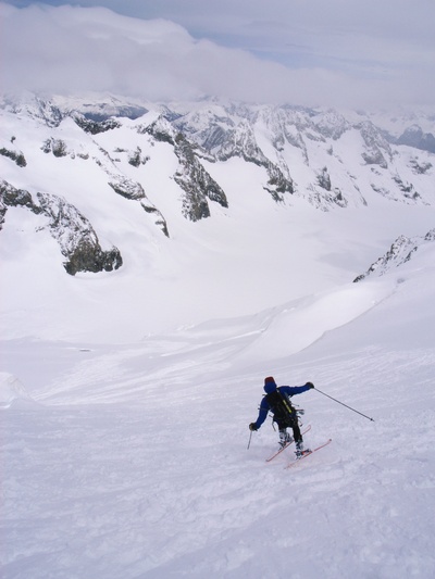 [20070507-131702_EcrinsDescent.jpg]
Skiing down the wide slope of the Ecrins, way above the Glacier Blanc. Not too much crevasse risk on that day.