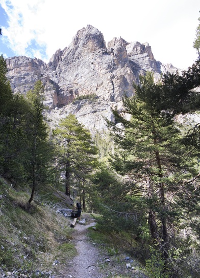 [20070508_TeteAvalFountainVPano_.jpg]
The Tete d'Aval seen from the Marcellin fountain. You don't normally need to carry water up with you: there some at the fountain on the trail and some more right at the base of the cliff.