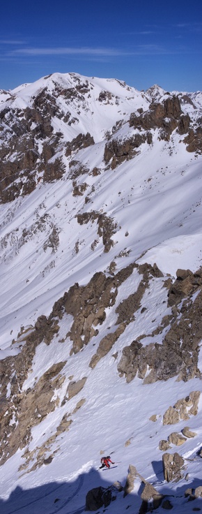 [20080314_122527_TeteDAmontCouloirVPano_.jpg]
Nearing the top of the couloir.