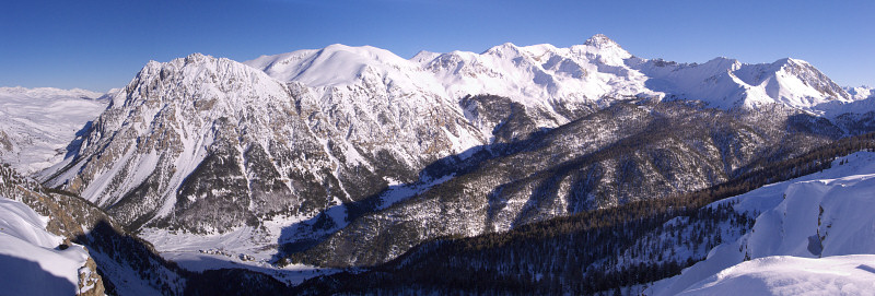 [20090111_143958_ColPeyguPano_.jpg]
A view across Les Laus on the Lasseron, Turge de Peyron, Charvie, Suffie, escalinade and the Rochebrune peak (right).