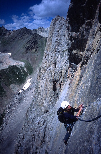 [DentsDeCirielle_Traverse.jpg]
Crux traverse (7a) on Les Dents de Cyrielle (ED, 3eme tour de Queyrellin).