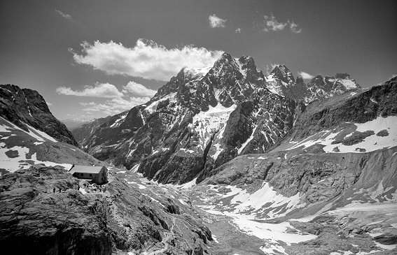 [RefugeGlacierBlanc_Pelvoux.jpg]
Refuge du glacier blanc with the Pelvoux in the background.